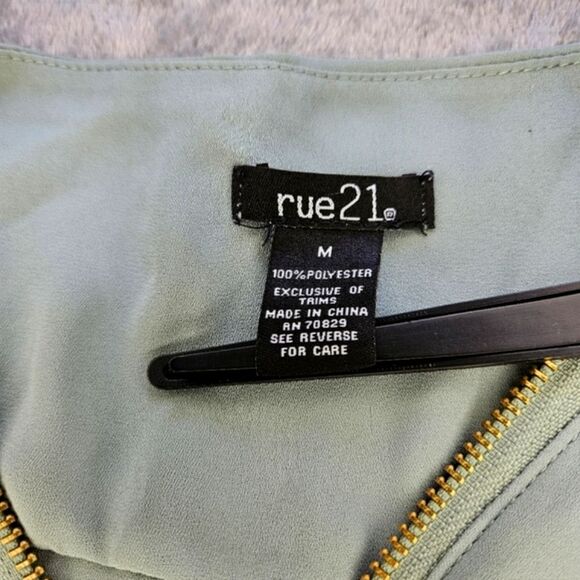 Rue21 Womens half sleeved Shirt with Zipper on collar, Sheer.  Size Medium. - Picture 4 of 5